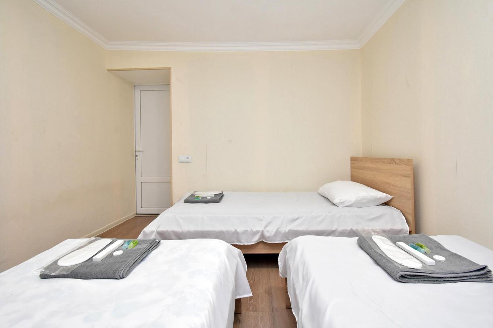 Aaaa Hotel Ереван Екстериор снимка